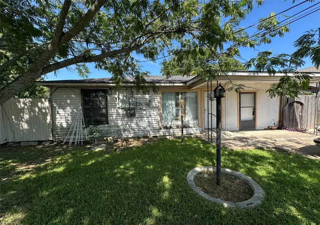 Photo 2 of Sale Pending at 3815 Alsbury St, Dallas, TX 75216 | MLS# 21312999 | Listing updated on 2026-08-04
