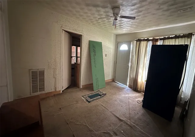 Photo 4 of Sale Pending at 3815 Alsbury St, Dallas, TX 75216 | MLS# 21312999 | Listing updated on 2026-08-04