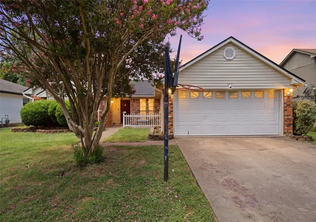 Photo 1 of Single family home for sale at 2105 Real Dr, Waco, TX 76712 | MLS# 21323699 | Listing updated on 2026-08-19