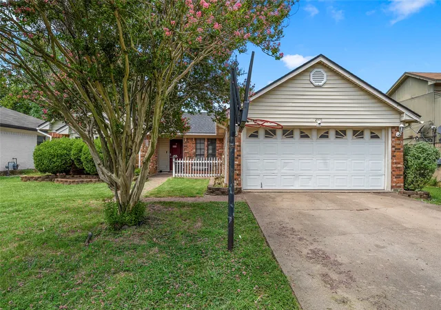 Photo 2 of Single family home for sale at 2105 Real Dr, Waco, TX 76712 | MLS# 21323699 | Listing updated on 2026-08-19