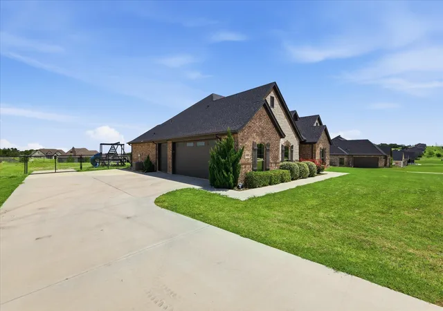 Photo 3 of Single family home for sale at 6929 Veal Station Rd, Weatherford, TX 76085 | MLS# 21318410 | Listing updated on 2026-08-03