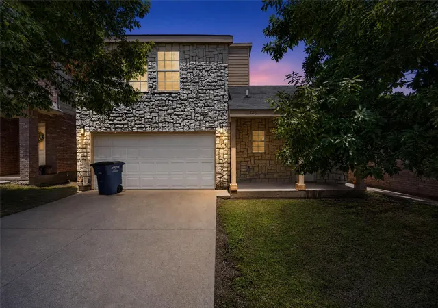 Photo 2 of Sale Pending at 226 Cliff Heights Cir, Dallas, TX 75241 | MLS# 21322148 | Listing updated on 2026-08-28