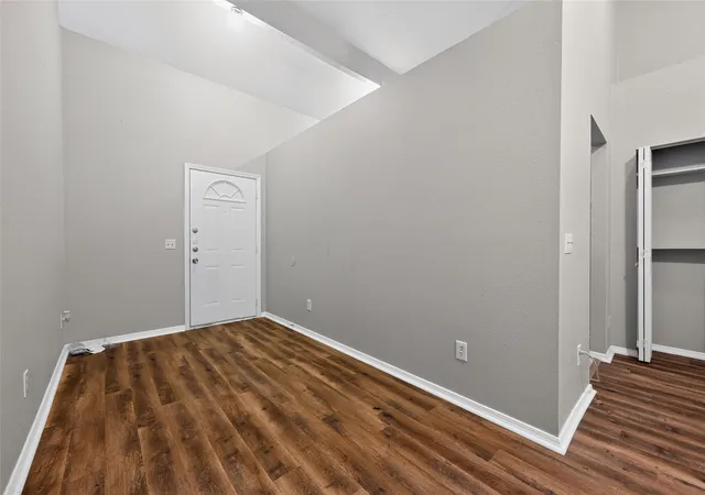 Photo 3 of Sale Pending at 226 Cliff Heights Cir, Dallas, TX 75241 | MLS# 21322148 | Listing updated on 2026-08-28