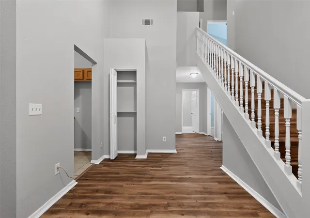 Photo 4 of Sale Pending at 226 Cliff Heights Cir, Dallas, TX 75241 | MLS# 21322148 | Listing updated on 2026-08-28