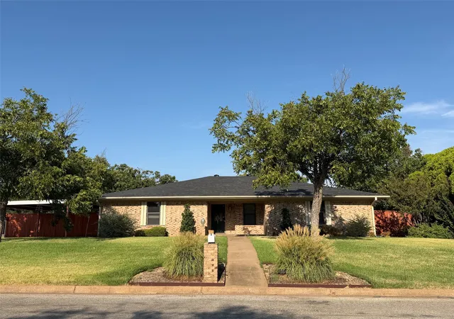 Photo 1 of Sale Pending at 1016 Cliff Dr, Graham, TX 76450 | MLS# 21323820 | Listing updated on 2026-10-02