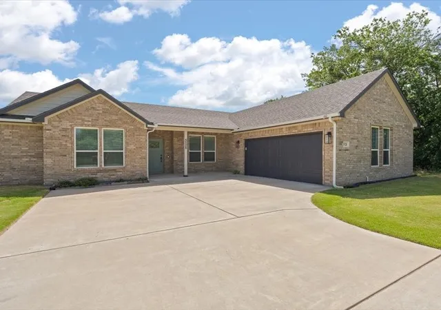 Photo 2 of Single family home for sale at 5528 Mesa Loop, Granbury, TX 76048 | MLS# 21322770 | Listing updated on 2026-07-08