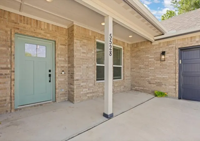 Photo 3 of Single family home for sale at 5528 Mesa Loop, Granbury, TX 76048 | MLS# 21322770 | Listing updated on 2026-07-08