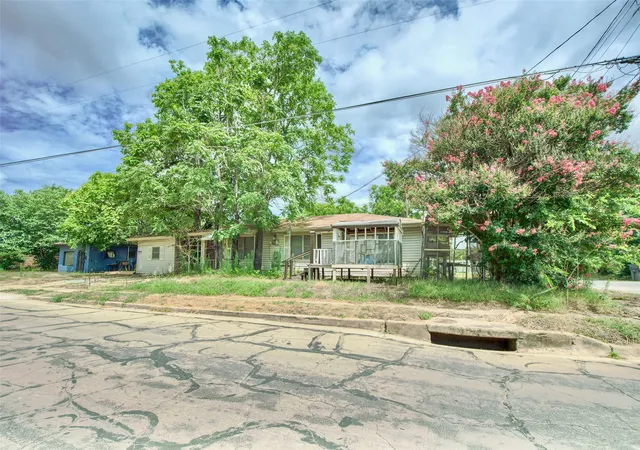 Photo 2 of Single family home for sale at 600 Hatton St, Waco, TX 76704 | MLS# 21320780 | Listing updated on 2026-07-23