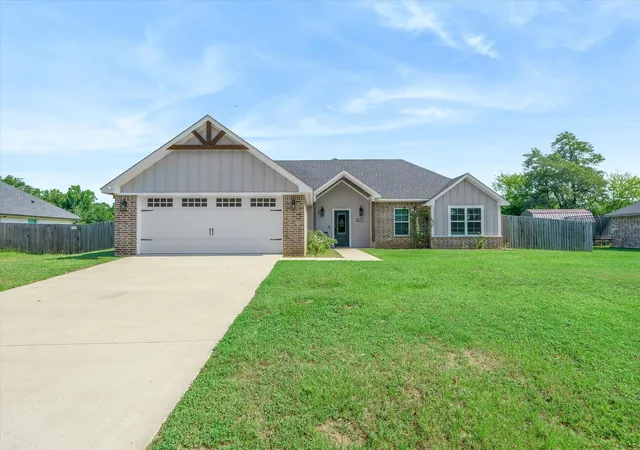 Photo 1 of Single family home for sale at 677 Oklahoma St, Van, TX 75790 | MLS# 21324015 | Listing updated on 2026-08-20