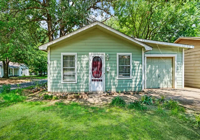 Photo 1 of Single family home for sale at 1003 15th St Se, Paris, TX 75460 | MLS# 21323998 | Listing updated on 2026-08-22