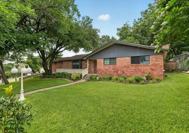 Photo 1 of Single family home for sale at 9700 Brookwood Cir, Woodway, TX 76712 | MLS# 21322555 | Listing updated on 2026-08-19