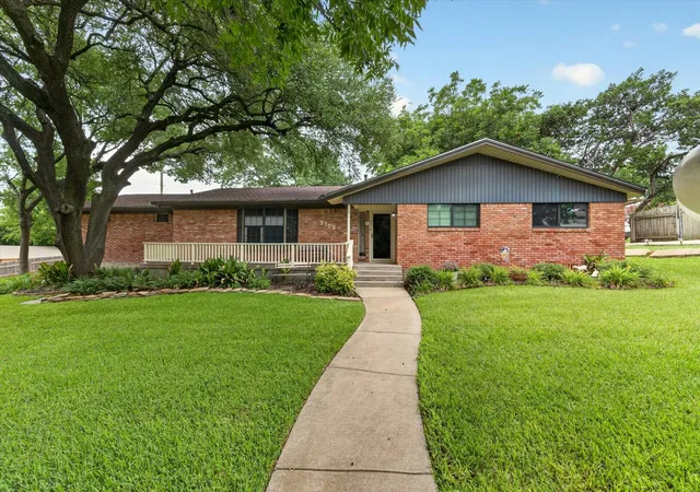 Photo 2 of Single family home for sale at 9700 Brookwood Cir, Woodway, TX 76712 | MLS# 21322555 | Listing updated on 2026-08-19