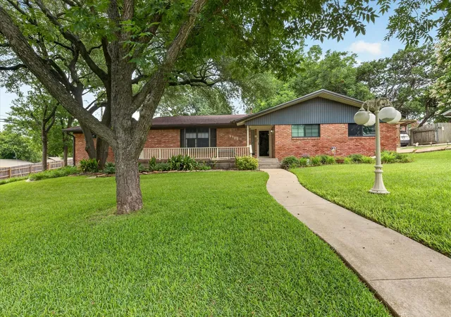 Photo 3 of Single family home for sale at 9700 Brookwood Cir, Woodway, TX 76712 | MLS# 21322555 | Listing updated on 2026-08-19