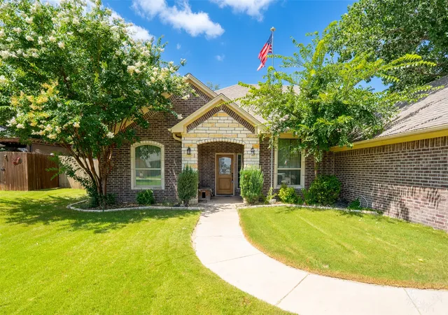 Photo 4 of Single family home for sale at 712 Spring Meadow St, Stephenville, TX 76401 | MLS# 21311410 | Listing updated on 2026-07-23