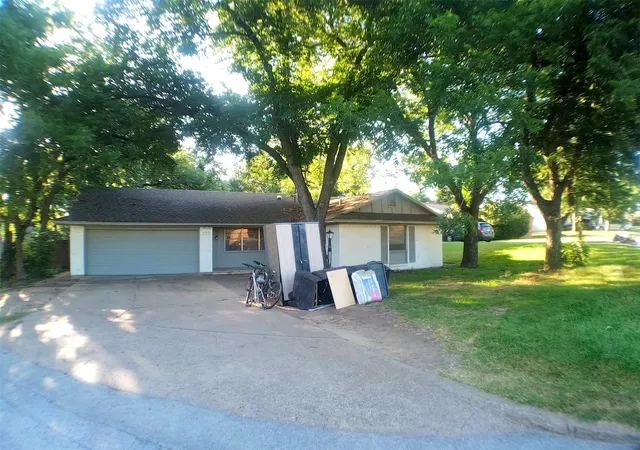 Photo 2 of Single family home for sale at 522 4th St, Grand Prairie, TX 75050 | MLS# 21324113 | Listing updated on 2026-07-17