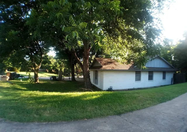 Photo 3 of Single family home for sale at 522 4th St, Grand Prairie, TX 75050 | MLS# 21324113 | Listing updated on 2026-07-17