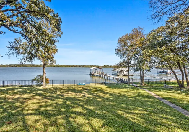 Photo 1 of Single family home for sale at 916 Kimbrough Rd, Azle, TX 76020 | MLS# 21324207 | Listing updated on 2026-07-21