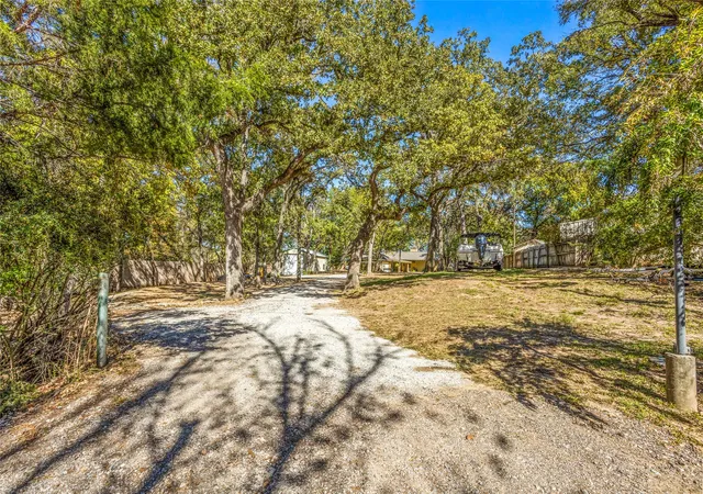 Photo 2 of Single family home for sale at 916 Kimbrough Rd, Azle, TX 76020 | MLS# 21324207 | Listing updated on 2026-07-21