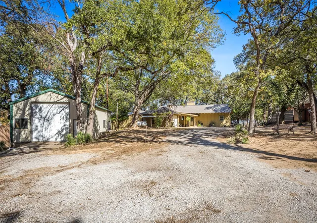 Photo 3 of Single family home for sale at 916 Kimbrough Rd, Azle, TX 76020 | MLS# 21324207 | Listing updated on 2026-07-21