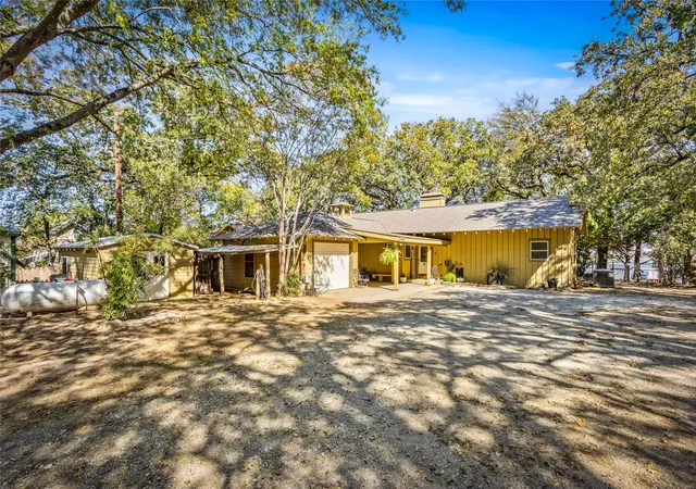 Photo 3 of Single family home for sale at 916 Kimbrough Rd, Azle, TX 76020 | MLS# 21324207 | Listing updated on 2026-07-21