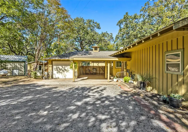 Photo 4 of Single family home for sale at 916 Kimbrough Rd, Azle, TX 76020 | MLS# 21324207 | Listing updated on 2026-07-21