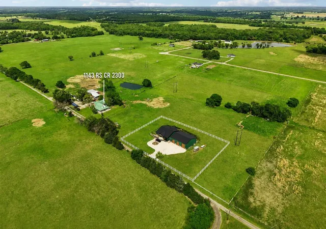 Photo 4 of House for sale at 1143 Rs County Road 2300, Emory, TX 75440 | MLS# 21324103 | Listing updated on 2026-09-29