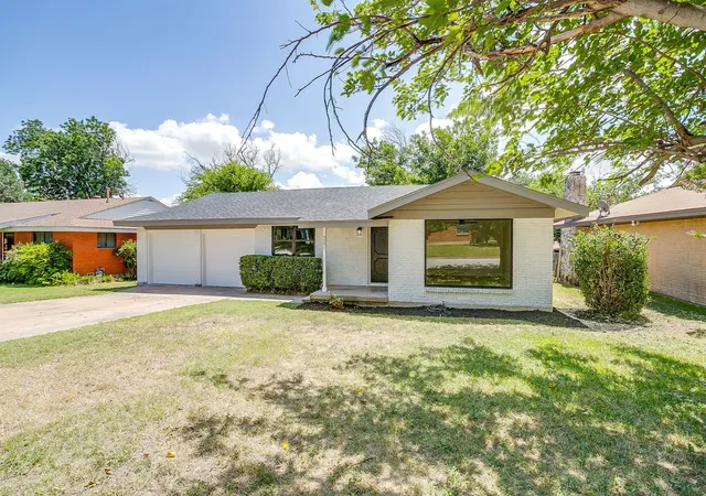 Photo 2 of Single family home for sale at 3501 Cimmaron Trl, Fort Worth, TX 76116 | MLS# 21303185 | Listing updated on 2026-08-28