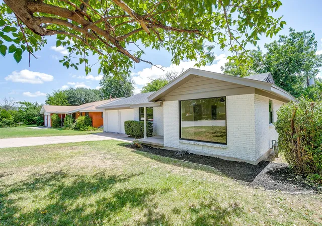 Photo 3 of Single family home for sale at 3501 Cimmaron Trl, Fort Worth, TX 76116 | MLS# 21303185 | Listing updated on 2026-08-28