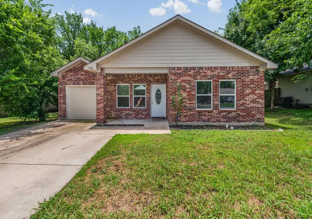 Photo 2 of Single family home for sale at 3611 Spencer St, Greenville, TX 75401 | MLS# 21319477 | Listing updated on 2026-08-22