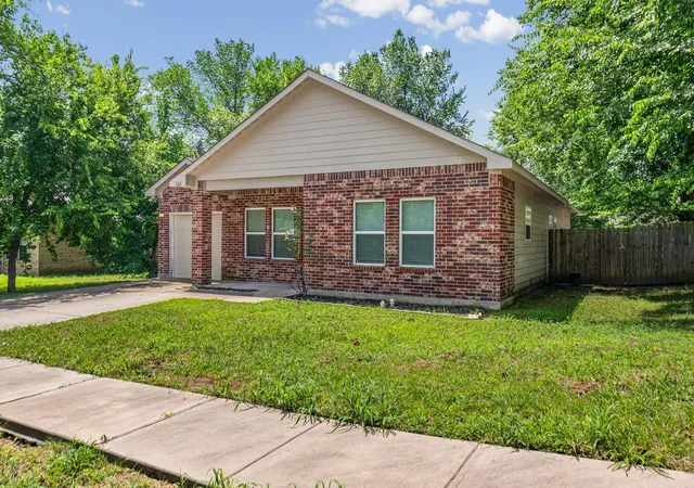 Photo 3 of Single family home for sale at 3611 Spencer St, Greenville, TX 75401 | MLS# 21319477 | Listing updated on 2026-08-22