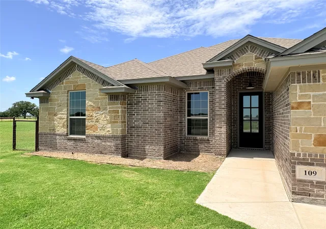 Photo 4 of Single family home for sale at 109 Cool Meadows Ct, Millsap, TX 76066 | MLS# 21323684 | Listing updated on 2026-09-15