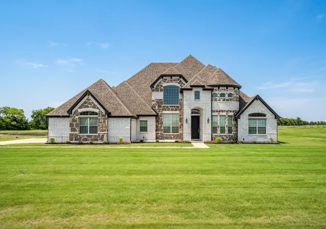 Photo 3 of Single family home for sale at 312 Ledstone Ct, Rockwall, TX 75032 | MLS# 21318826 | Listing updated on 2026-08-22