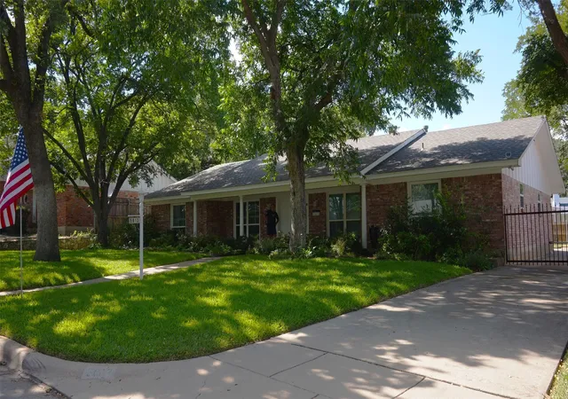 Photo 2 of Single family home for sale at 5013 Marble Falls Rd, Fort Worth, TX 76103 | MLS# 21321322 | Listing updated on 2026-08-18