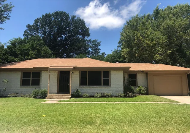 Photo 1 of Single family home for sale at 1806 Austin Dr, Kaufman, TX 75142 | MLS# 21324409 | Listing updated on 2026-07-08