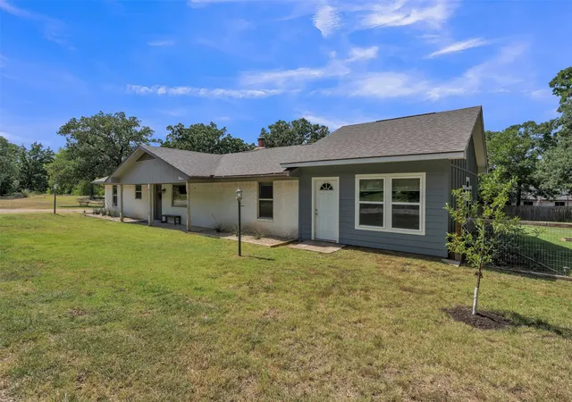 Photo 3 of Sale Pending at 212 Circle Dr, Alvarado, TX 76009 | MLS# 21323540 | Listing updated on 2026-09-29