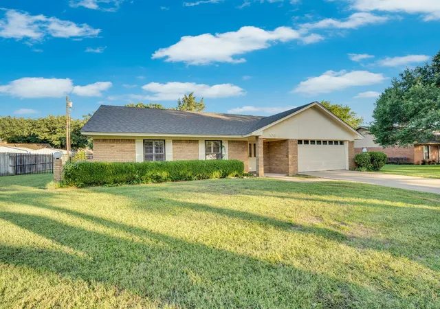 Homes for sale in Hillsboro, TX | 106 Garland Dr, Hillsboro, TX 76645 | MLS# 21310462