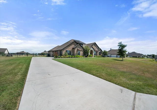 Photo 2 of Single family home for sale at 5013 Freestone Dr, Weatherford, TX 76085 | MLS# 21324478 | Listing updated on 2026-07-20