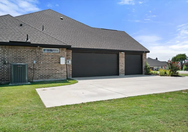 Photo 3 of Single family home for sale at 5013 Freestone Dr, Weatherford, TX 76085 | MLS# 21324478 | Listing updated on 2026-07-20