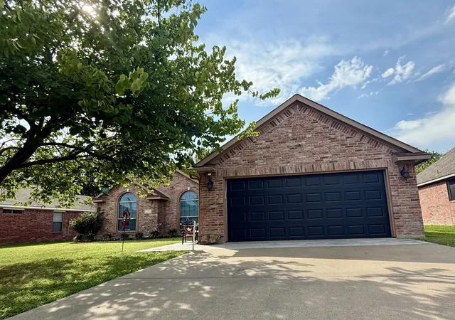 Photo 4 of Sale Pending at 139 Birdsong Ln, Terrell, TX 75160 | MLS# 21324585 | Listing updated on 2026-07-19