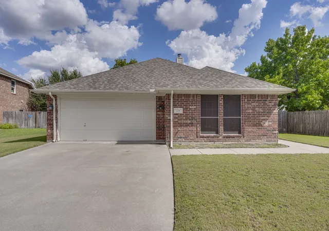 Photo 2 of Single family home for sale at 304 Mary Kay Ct, Burleson, TX 76028 | MLS# 21324116 | Listing updated on 2026-09-04