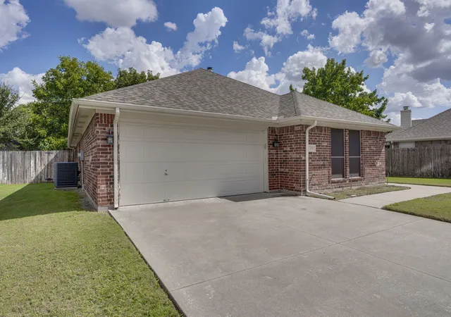 Photo 3 of Single family home for sale at 304 Mary Kay Ct, Burleson, TX 76028 | MLS# 21324116 | Listing updated on 2026-09-04