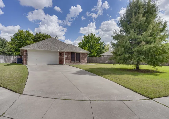 Photo 4 of Single family home for sale at 304 Mary Kay Ct, Burleson, TX 76028 | MLS# 21324116 | Listing updated on 2026-09-04