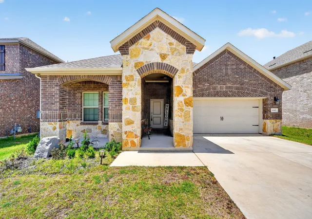 Photo 1 of Single family home for sale at 10105 Sunnyview Ln, Aubrey, TX 76227 | MLS# 21324107 | Listing updated on 2026-08-29