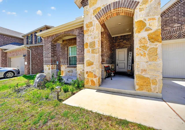 Photo 2 of Single family home for sale at 10105 Sunnyview Ln, Aubrey, TX 76227 | MLS# 21324107 | Listing updated on 2026-08-29