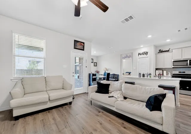 Photo 4 of Single family home for sale at 10105 Sunnyview Ln, Aubrey, TX 76227 | MLS# 21324107 | Listing updated on 2026-09-29