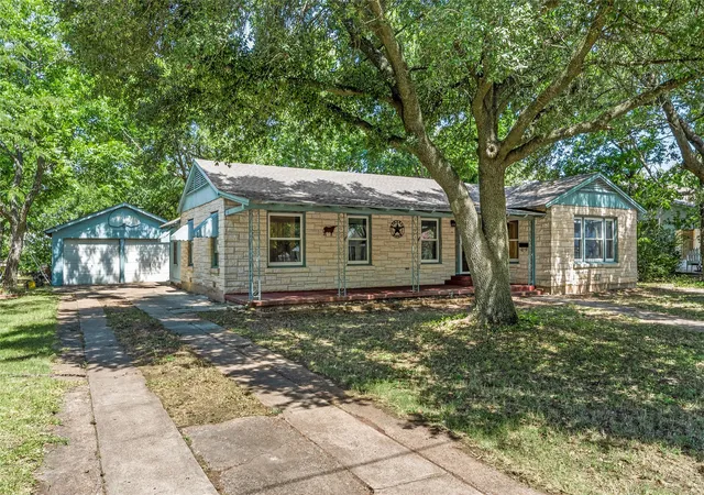 Photo 4 of Single family home for sale at 207 N Marable St, West, TX 76691 | MLS# 21323400 | Listing updated on 2026-08-03