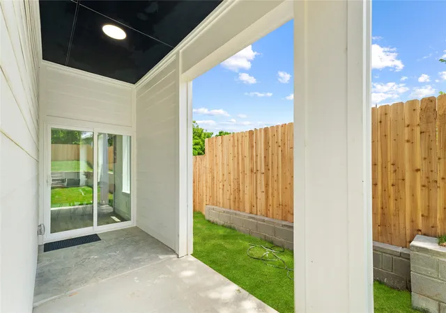 2nd image of 520-522 Woodbine Ave, Dallas, TX 75203
