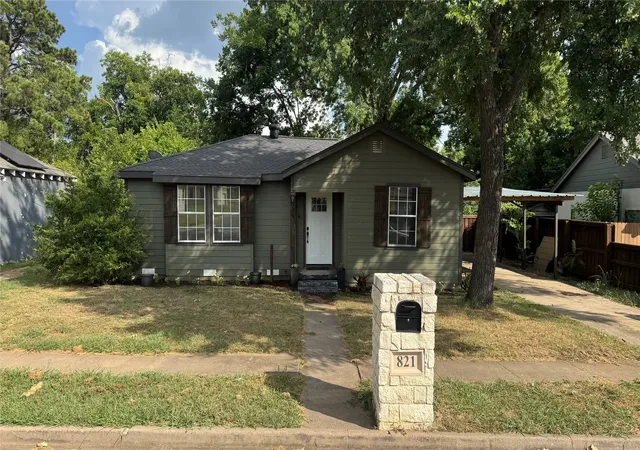 Photo 2 of Single family home for sale at 821 College St, Cleburne, TX 76033 | MLS# 21324699 | Listing updated on 2026-08-30