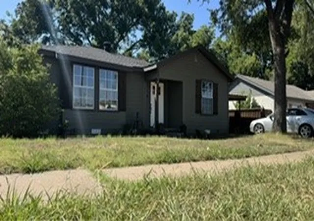 Photo 3 of Single family home for sale at 821 College St, Cleburne, TX 76033 | MLS# 21324699 | Listing updated on 2026-08-30