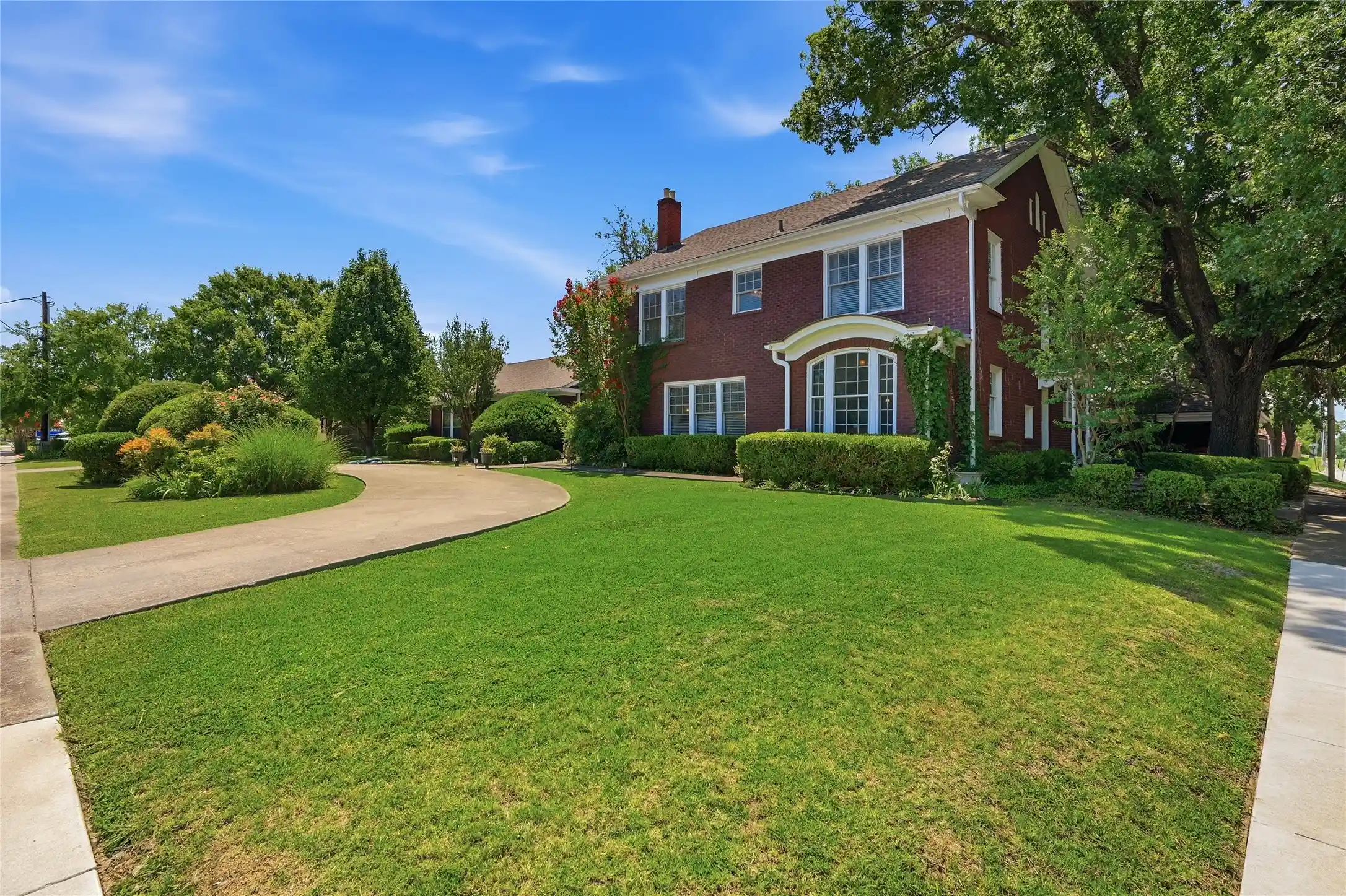 Photo 1 of Sale Pending at 221 W 5th St, Bonham, TX 75418 | MLS# 21323499 | Listing updated on 2026-10-19
